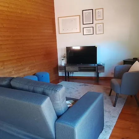 Ninho Do Corvo Da Urgueira , Casa Dos Reis *