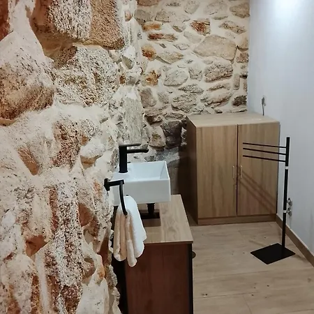 Ninho Do Corvo Da Urgueira , Casa Dos Reis Alpesi faház Urgueira (Aveiro)